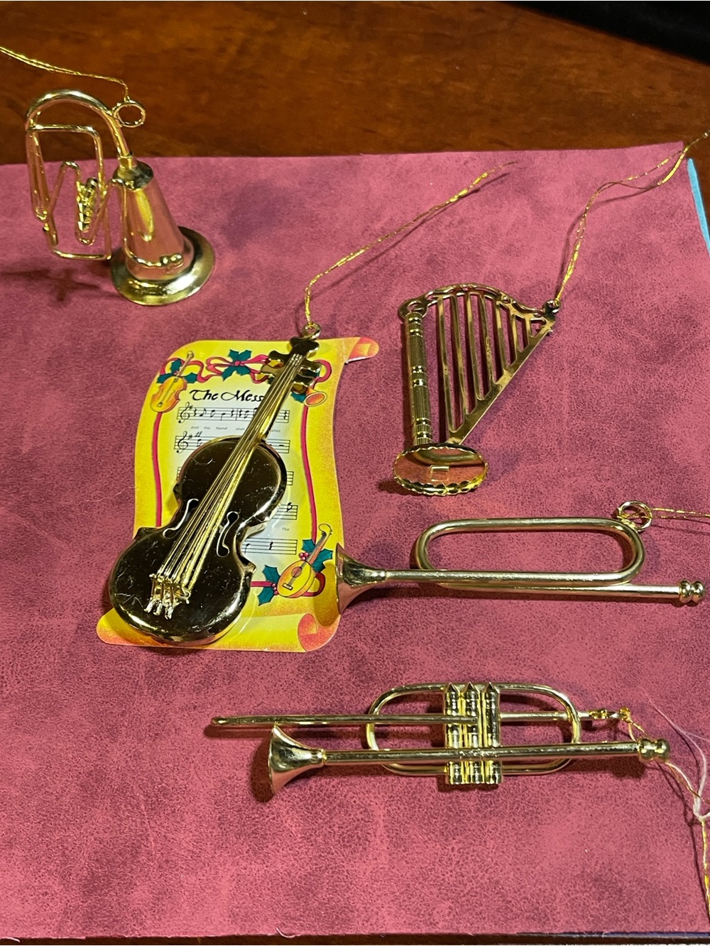 5 Gold- Tone Detailed 3D Miniature Holiday Ornaments / 70g